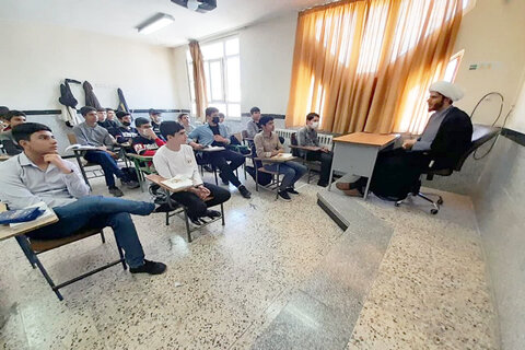 تصاویر/ حضور اساتید حوزوی در میان دانش آموزان سرپل ذهاب