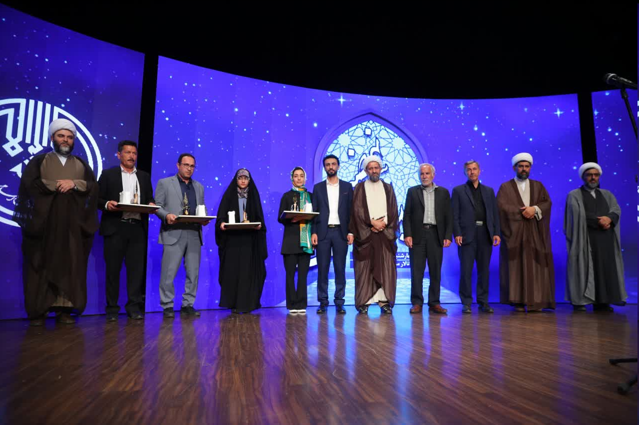 آرمیتا رضایینژاد تقدیر شد | قمی: خانواده شهدا چون کوه ایستادهاند