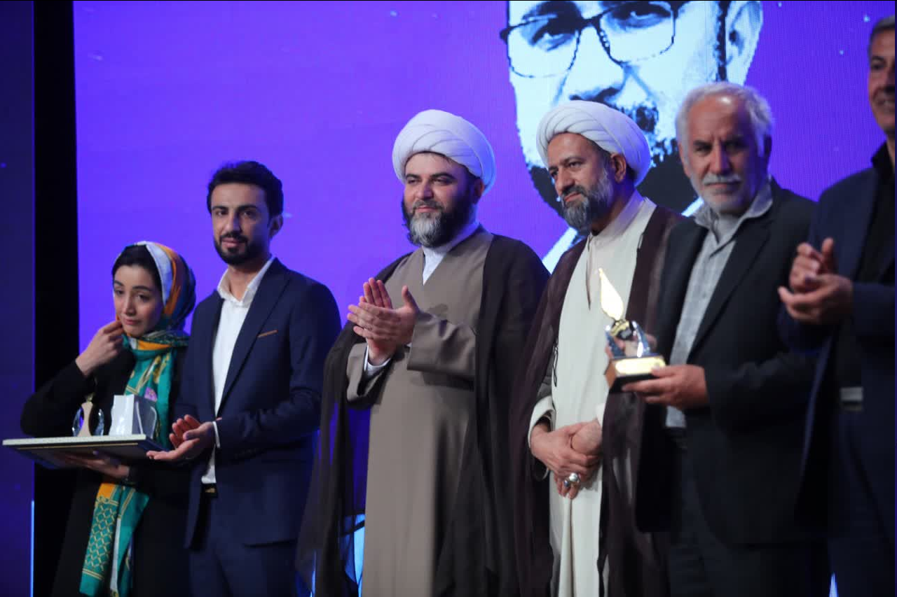 آرمیتا رضایینژاد تقدیر شد | قمی: خانواده شهدا چون کوه ایستادهاند