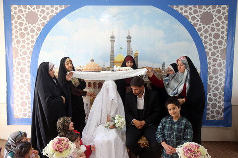 استقبال زوج های جوان در روز ملی ازدواج از اتاق عقد حرم حضرت معصومه(س)