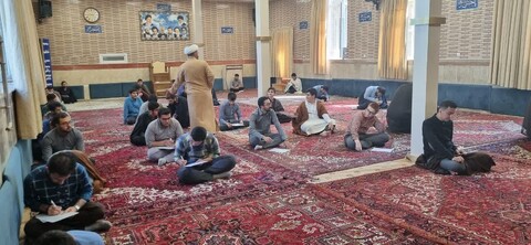 تصاویر/ بازدید نماینده ولی فقیه در آذربایجان شرقی از آزمون های آخر سال مدرسه علمیه امیرالمومنین(ع) تبریز