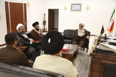 تصاویر/ نشست جمعی از منبریهای قم با حجت الاسلام والمسلمین استاد انصاریان