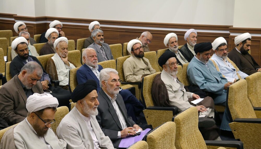 برخی با افزایش درجات علمی از خدا و فضایل اخلاقی و اسلامی دورتر میشوند / از خود بپرسیم چند بی نماز را نماز خوان کردهایم؟