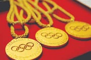 मैच के अंत में खिलाड़ियों को मिलने वाले और गले में पहने जाने वाले स्वर्ण पदक के संबंध में क्या हुक्म है?