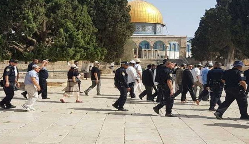 مستوطنون متطرفون يقتحمون الأقصى مستوطنون متطرفون يقتحمون الأقصى