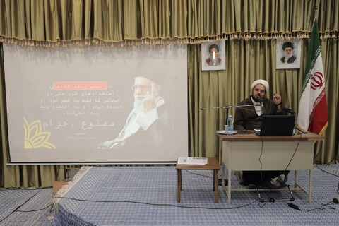 تصاویر/ جلسه مدیریت استعداد در دوره دانش افزایی مدیران مدارس علمیه در مشهد مقدس