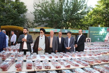 تصاویر/ رزمایش توزیع ۲۰۰۰ بسته گوشت گرم در کنار ذبح قربانی در تبریز