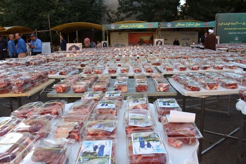 تصاویر/ رزمایش توزیع ۲۰۰۰ بسته گوشت گرم در کنار ذبح قربانی