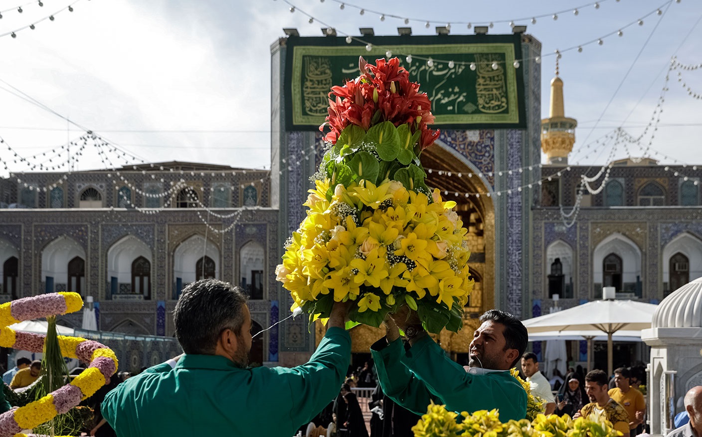 استقبال از عید غدیر با گل‌های اهدایی به حرم مطهر رضوی