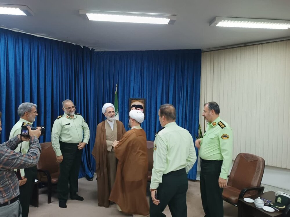 معیشت نظامیان و فرهنگیان مورد توجه قرار گیرد/ خدمت به قم، خدمت به ایران و جهان است