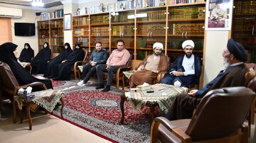 زن کانون و محور اصلی خانواده است