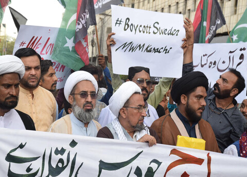 کراچی میں سوئیڈن میں قرآن مجید کی بے حرمتی کے خلاف احتجاجی مظاہرہ