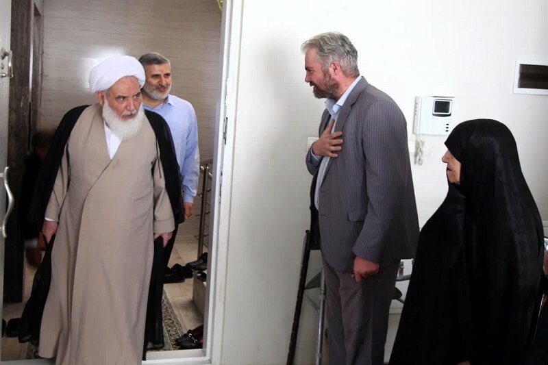 تقدیر امام جمعه کرمانشاه از خانواده خلبان شهید شمشادیان