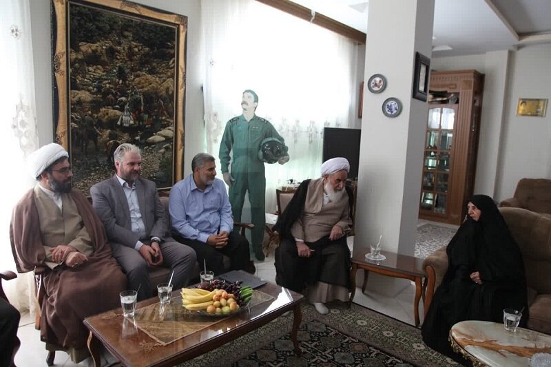 تقدیر امام جمعه کرمانشاه از خانواده خلبان شهید شمشادیان