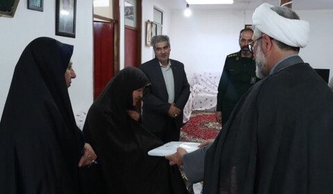 تصاویر/ تجلیل مدیرکل بنیاد شهید و امور ایثارگران آذربایجان غربی از خانواده شهدا
