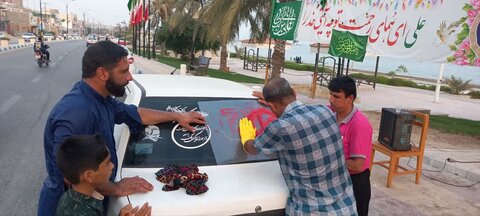 تصاویر/ کلیشه نویسی خودروها به مناسبت عید غدیر در بندر سیراف