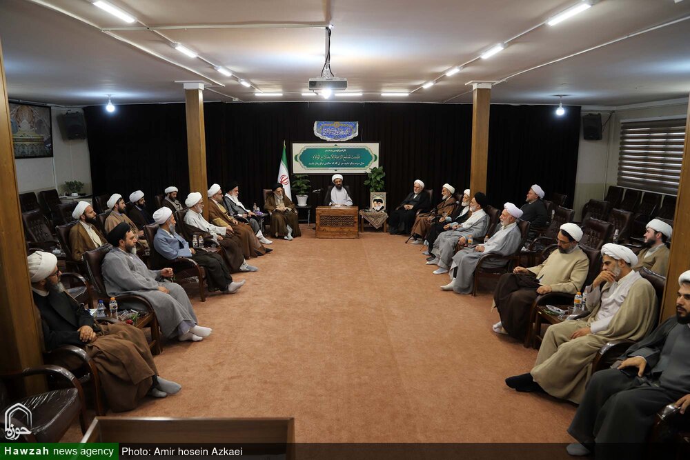 تقدیر از روحانی پیشکسوت همدانی در جلسه وعاظ و خطبای همدان