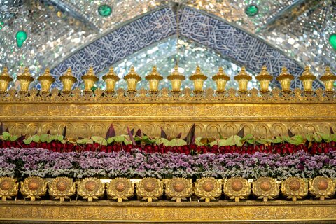 تصاویر/ گل آرایی ضریح حضرت امیر مؤمنان علی (ع) در آستانه عید غدیر