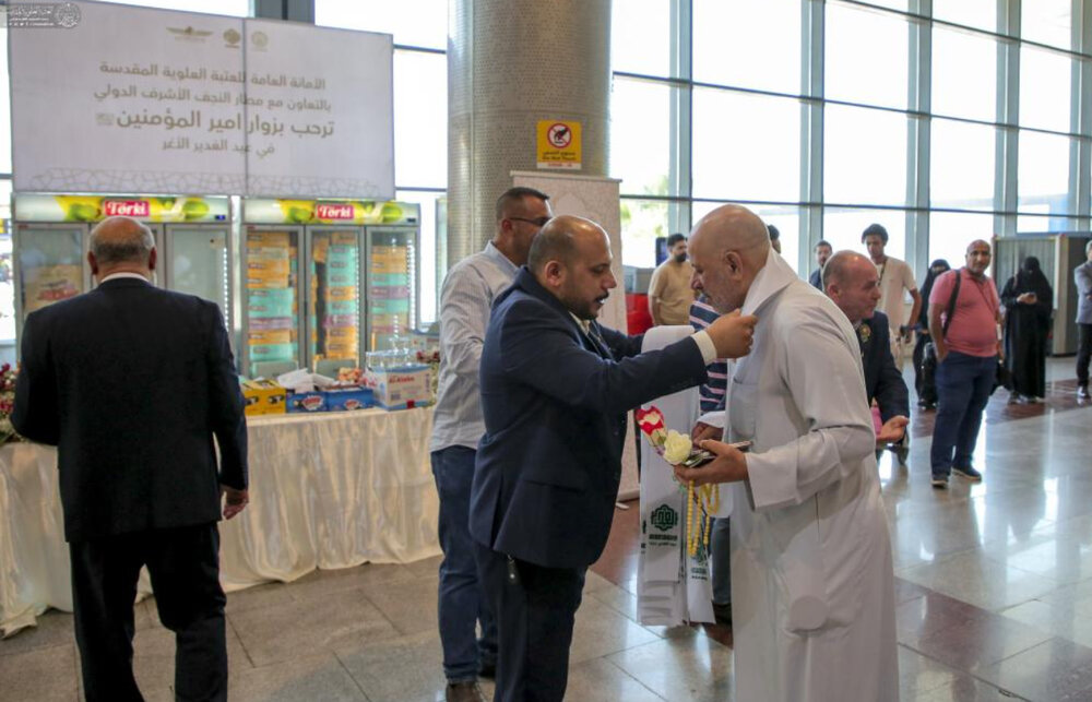 پرچم غدیر در فرودگاه بینالمللی نجف برافراشته شد + تصاویر