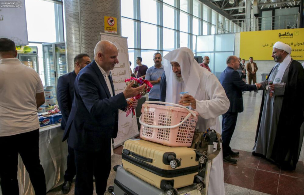 پرچم غدیر در فرودگاه بینالمللی نجف برافراشته شد + تصاویر