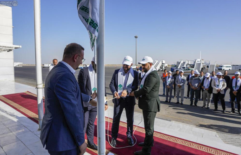 پرچم غدیر در فرودگاه بین‌المللی نجف برافراشته شد + تصاویر