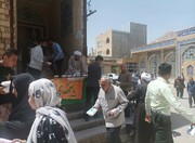 تصاویر/ پخت و توزیع ۶۰۰ پرس غذای نذری توسط طلاب مدرسه علمیه امام صادق(ع) بیجار