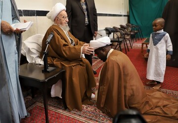 تصاویر/ مراسم عمامه‌گذاری جمعی از طلاب توسط آیت الله العظمی مکارم شیرازی در روز عید غدیر