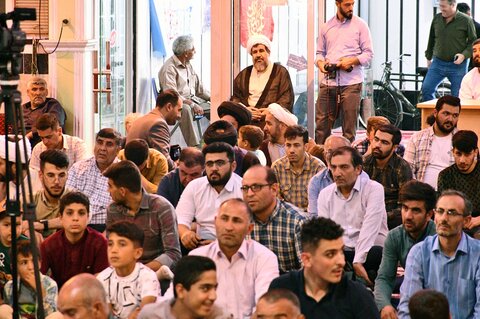 تصاویر/  تلبس جمعی از طلاب حوزه علمیه میاندوآب به لباس مقدس روحانیت به دستان نماینده ولی فقیه در آذربایجان غربی