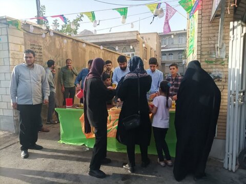 تصاویر/برپایی ایستگاه صلواتی طلاب مدرسه علمیه امام صادق (ع) بیجار