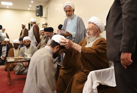 تصاویر/ مراسم عمامه‌گذاری جمعی از طلاب توسط آیت الله العظمی مکارم شیرازی در روز عید غدیر