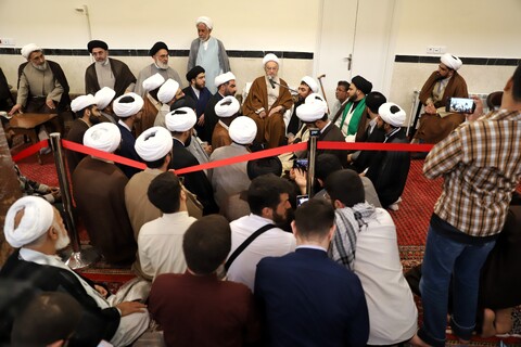 تصاویر/ مراسم عمامه‌گذاری جمعی از طلاب توسط حضرت آیت الله مکارم شیرازی در روز عید غدیر
