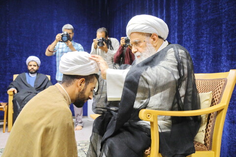 تصاویر / مراسم عمامه گذاری طلاب در روز عید غدیرخم توسط آیت الله کریمی جهرمی