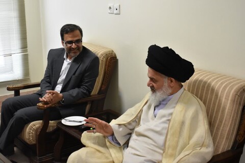 دیدار مدیر صدا و سیما و رئیس سازمان برنامه ریزی استان با آیت الله حسینی بوشهری