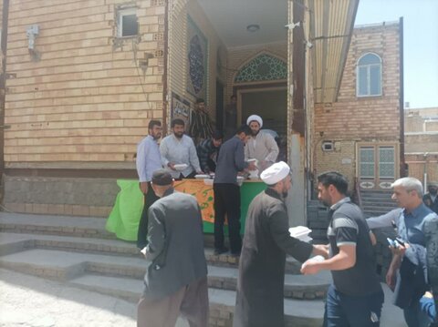 تصاویر/ پخت و توزیع 600 پرس غذای نذری توسط طلاب مدرسه علمیه امام صادق(ع) بیجار