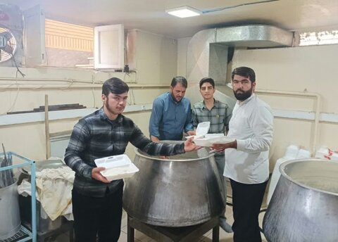 تصاویر/ پخت و توزیع 600 پرس غذای نذری توسط طلاب مدرسه علمیه امام صادق(ع) بیجار