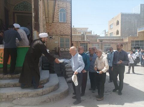 تصاویر/ پخت و توزیع 600 پرس غذای نذری توسط طلاب مدرسه علمیه امام صادق(ع) بیجار