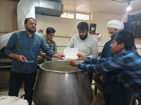 تصاویر/ پخت و توزیع 600 پرس غذای نذری توسط طلاب مدرسه علمیه امام صادق(ع) بیجار