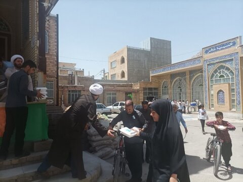 تصاویر/ پخت و توزیع 600 پرس غذای نذری توسط طلاب مدرسه علمیه امام صادق(ع) بیجار