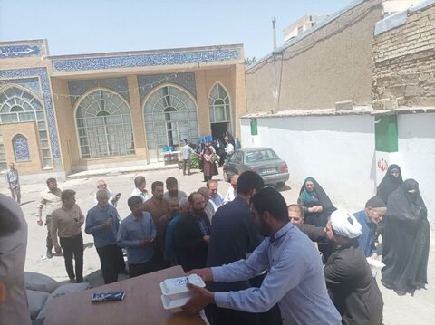 تصاویر/ پخت و توزیع 600 پرس غذای نذری توسط طلاب مدرسه علمیه امام صادق(ع) بیجار