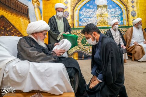 تصاویر/ عمامه‌گذاری جمعی از طلاب به دست آیت‌الله‌ العظمی وحیدخراسانی در روز عید غدیر