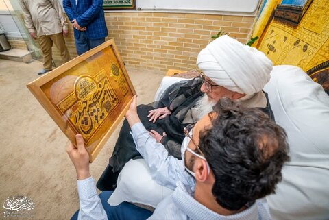 تصاویر/ عمامه‌گذاری جمعی از طلاب به دست آیت‌الله‌ العظمی وحیدخراسانی در روز عید غدیر