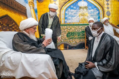 تصاویر/ عمامه‌گذاری جمعی از طلاب به دست آیت‌الله‌ العظمی وحیدخراسانی در روز عید غدیر