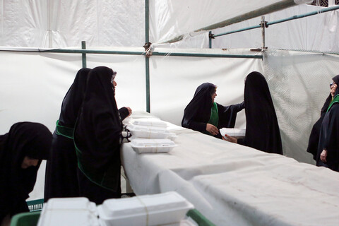 تصاویر/ توزیع 70هزار پرس غذا به مناسبت عید غدیر در حرم مطهر رضوی