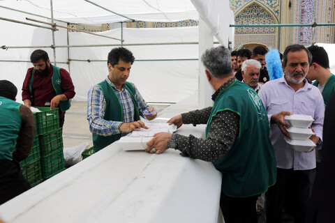 تصاویر/ توزیع 70هزار پرس غذا به مناسبت عید غدیر در حرم مطهر رضوی