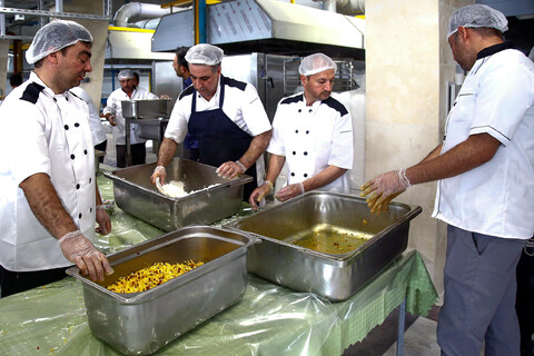 تصاویر/ پخت و توزیع 8هزار پرس غذای متبرک حضرت در روز عید غدیر