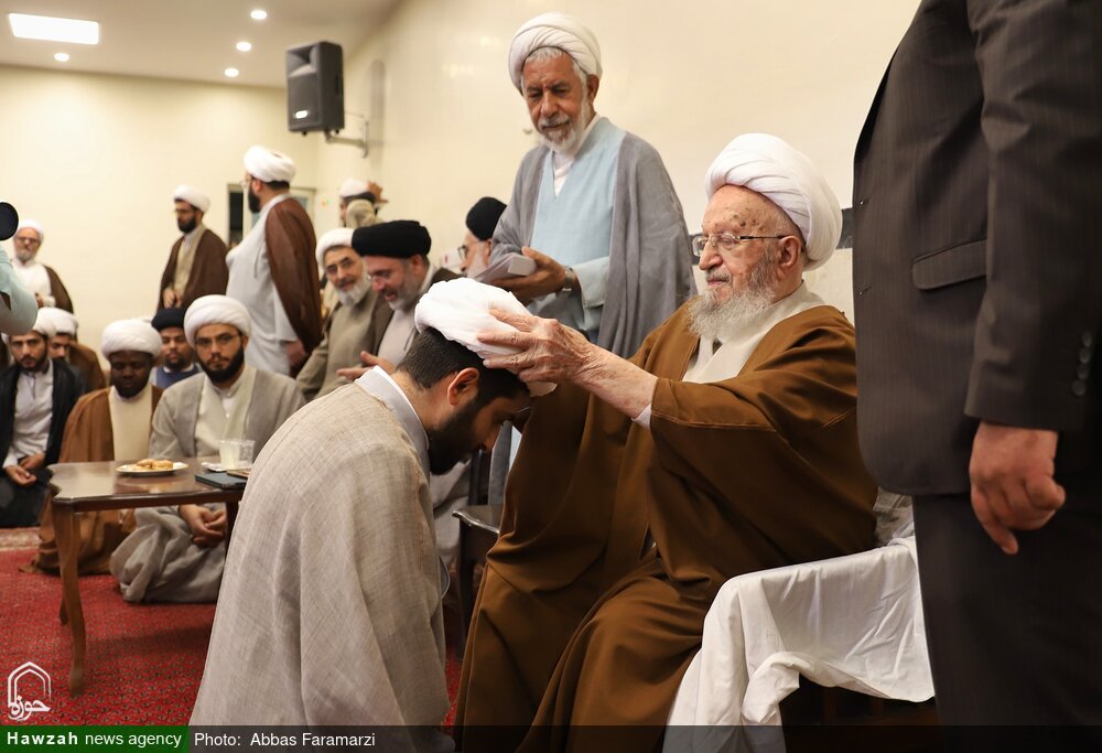 جمعی از طلاب حوزه علمیه قم توسط مراجع تقلید و علما معمم شدند