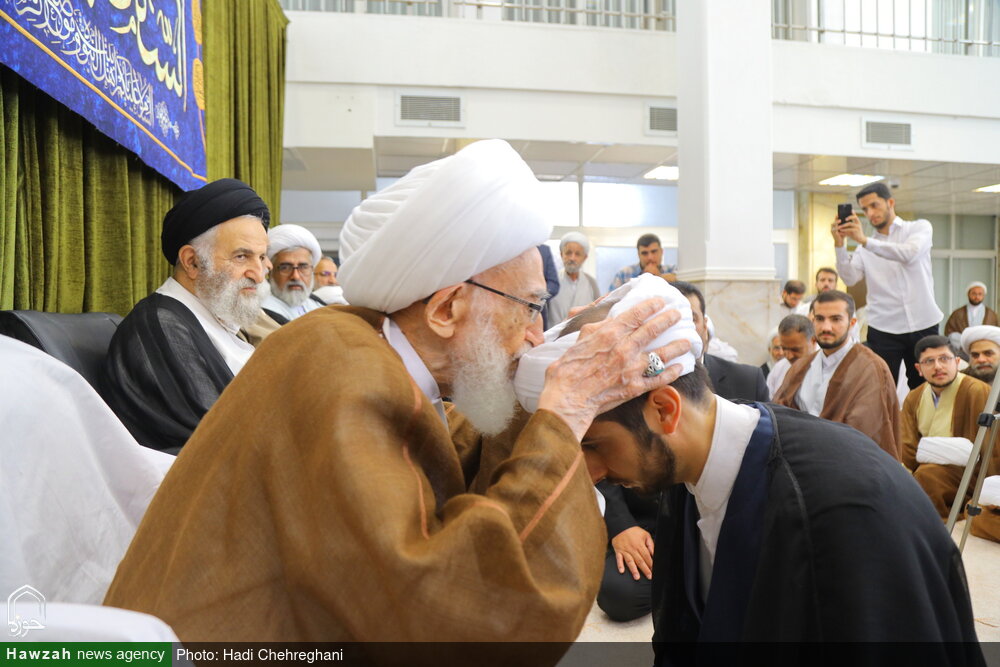 تصاویر / مراسم عمامه گذاری طلاب در روز عید غدیرخم توسط آیت الله العظمی نوری همدانی