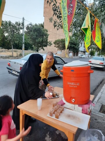 تصاویر/  ایستگاه صلواتی مدرسه علمیه الزهرا (س) ارومیه در عید غدیر