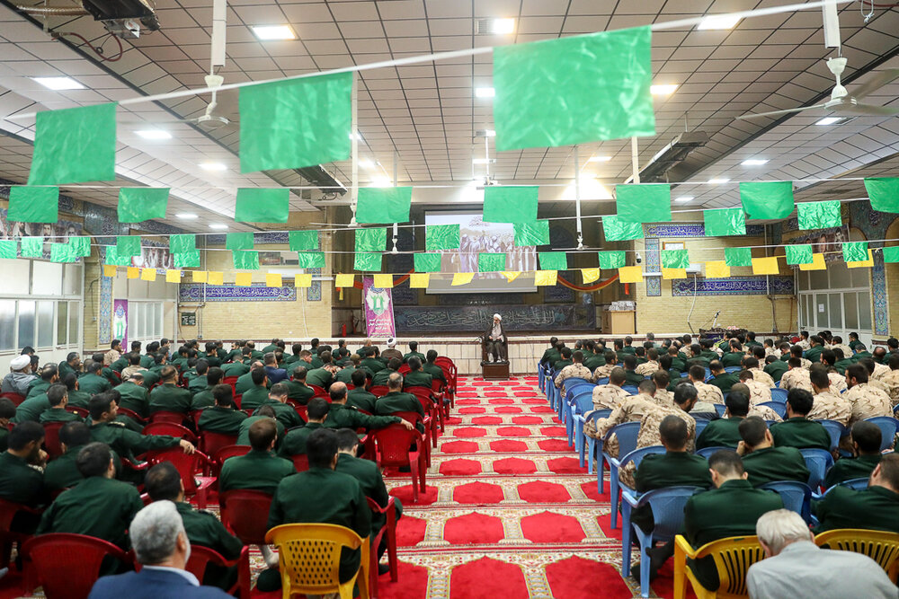 منافقین فقط کنار هم چیده شدهاند و عاطفه و انسانیتی در میان آنها وجود ندارد