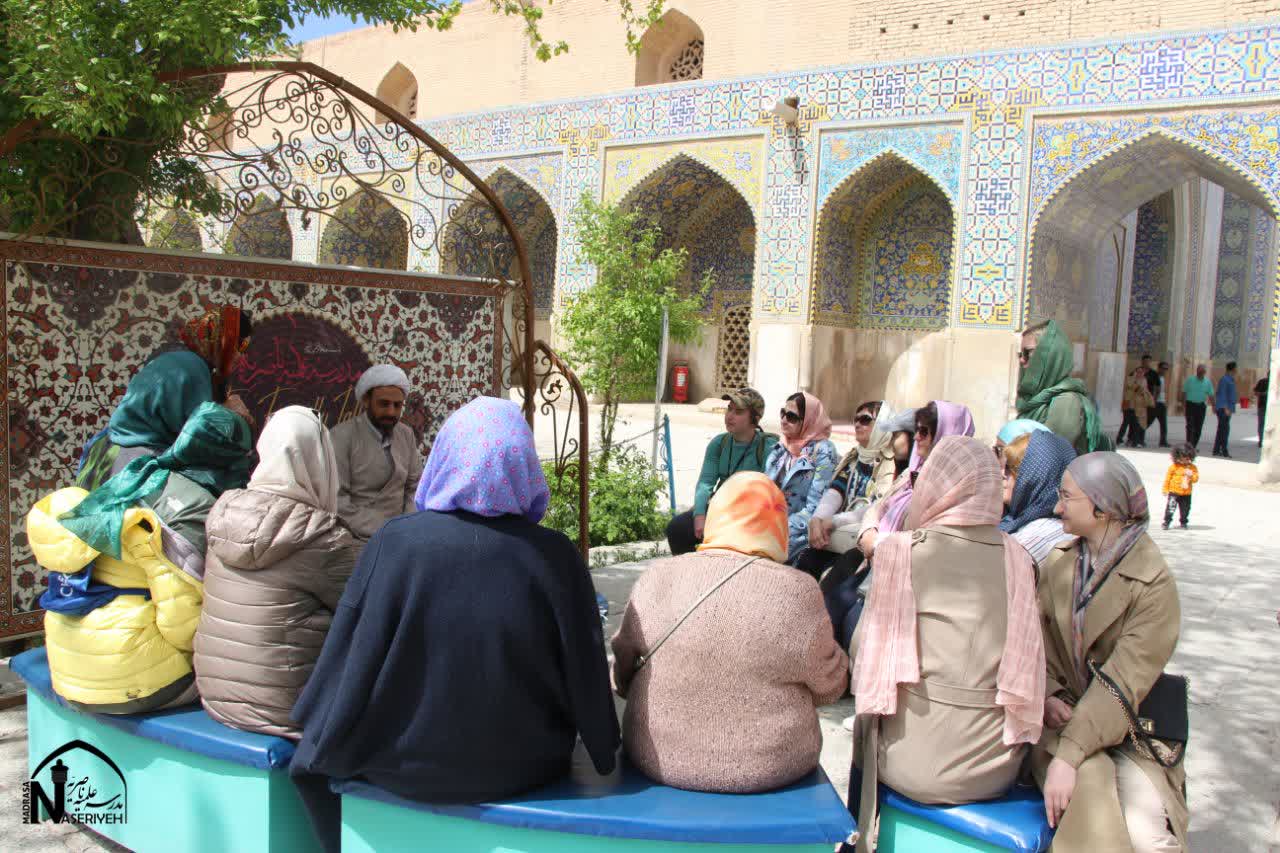 میزبانی مدرسه ناصریه اصفهان از ۴هزار گردشگر از سراسر جهان/ نظر گردشگران آمریکایی در رابطه با ایران چیست؟